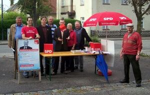 Michael Adam mit fliegendem Würfel, dem KV-Vorsitzenden Süß, und SPDlern aus Geiselhöring und Hainsbach