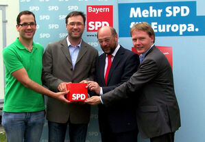 Johannes Faden mit UB-Vorsitzendem Martin Panten, EU-Spitzenkandidat Schulz und EU-Kandidat Christian Flisek (v.l.)