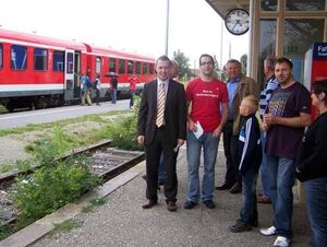 Besuchte den Bahnhof Geiselhöring: Bundestagskandidat Michael Adam (l.)